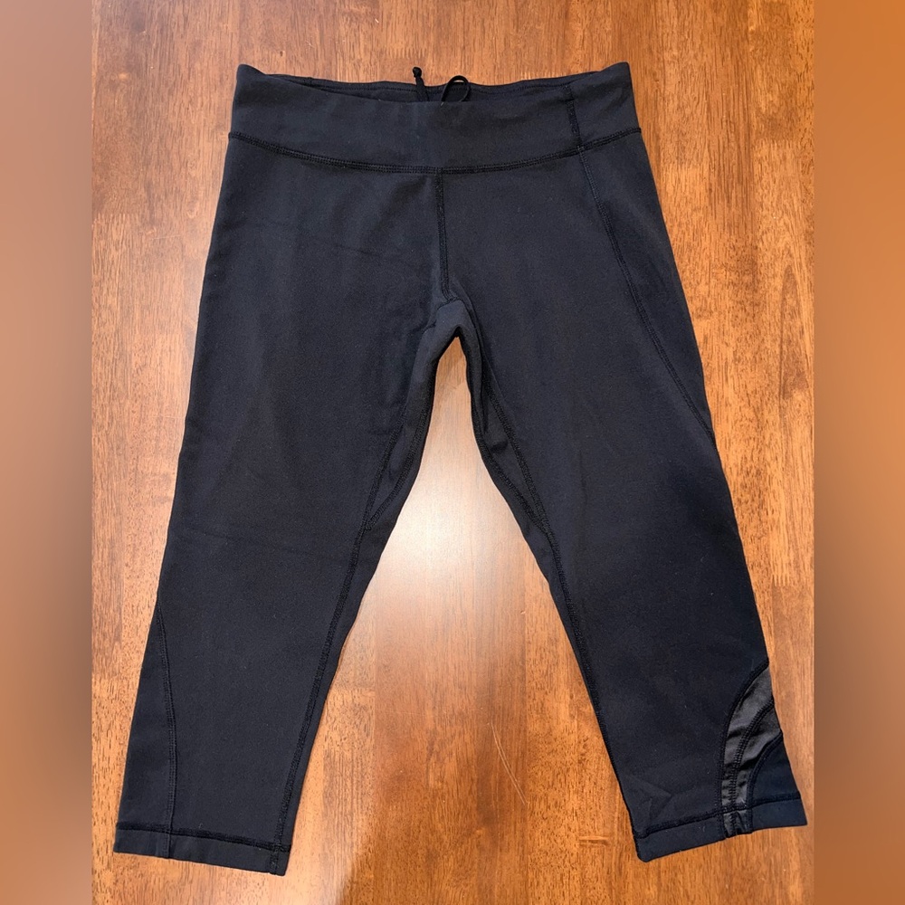 Lululemon Crop Leggings active crop. Satin Ribbon details.size 6. EUC